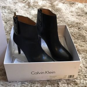 Calvin Klein size 7M | black with gold accents